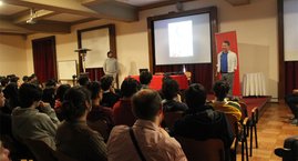 Jorge Artus, destacado artista visual y exalumno, conversa con estudiantes de IVº Medio