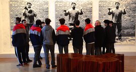 Estudiantes de IVº Medio visitan exposición "Inoculación", del artista Ai Weiwei
