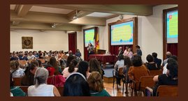 Colaboradores revisan protocolo de uso de tecnología en la jornada escolar