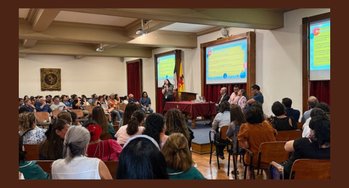 Colaboradores revisan protocolo de uso de tecnología en la jornada escolar