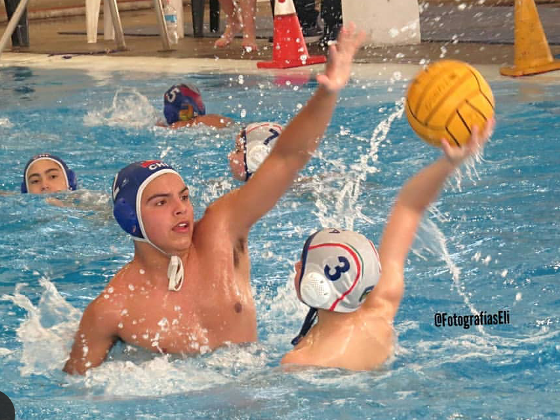 Camilo Méndez, estudiante de 8º Básico B, logra excelentes resultados en Waterpolo