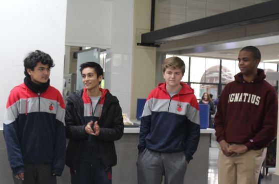 Jesse y Benjamin, estudiantes del Saint Ignatius College Prep, de Chicago: ¡ Bienvenidos a nuestro Colegio!