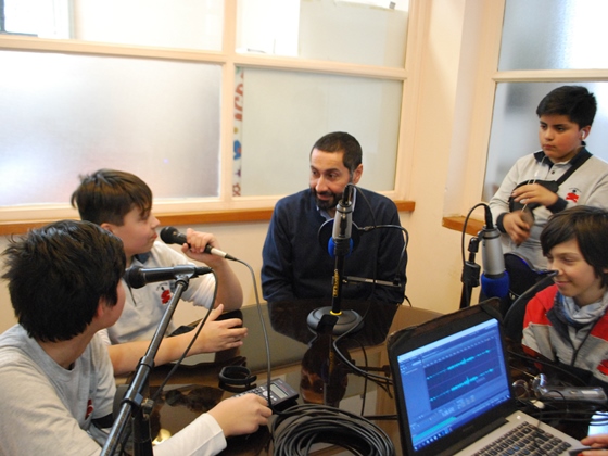 Estudiantes del Taller Enciende tu Radio conversan con el Rector del Colegio, Sr. Danilo Frías S. ¡Aquí puedes escuchar la entrevista!