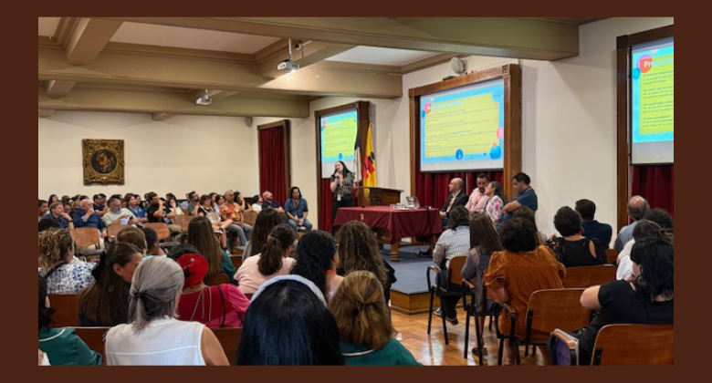 Colaboradores revisan protocolo de uso de tecnología en la jornada escolar