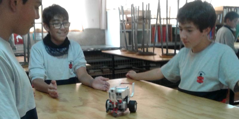 Estudiantes de la Academia de robótica desarrollan prototipos de robots
